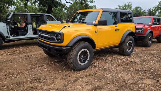 The 2021 Ford Bronco is available in a variety of colors and configurations with 2 or 4 doors. Removable doors as standard.